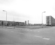 880590 Gezicht op de kruising van de Theemsdreef (voorgrond) en de Moezeldreef te Utrecht. Op de achtergrond het ...